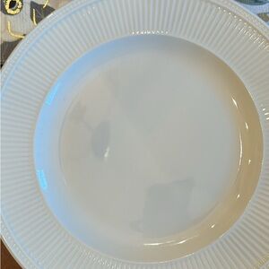 Elegant cream Wedgewood Windsor 11 inch  Dinner Plate like new
